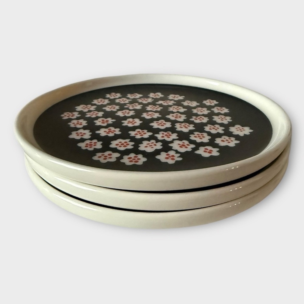 Three Marimekko Puketti Navy Rust Flower Plates 5-1/4"/13 cm Annika Rimala NWT - Picture 2 of 9